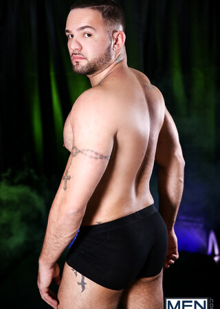 Gay hunks Julian Knowles & Darin Silvers go one-on-one without condoms